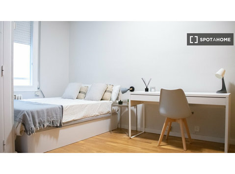 Zimmer zu vermieten in 4-Zimmer-Wohnung in Barcelona - Zu Vermieten