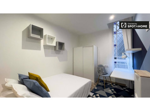 Room for rent in 4-bedroom apartment in Barcelona - Na prenájom
