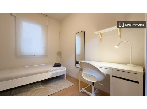 Zimmer zu vermieten in 4-Zimmer-Wohnung in Barcelona - Zu Vermieten