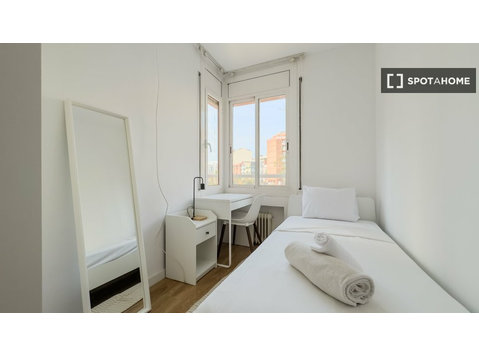 Barcelona'da 4 yatak odalı dairede kiralık oda - Kiralık