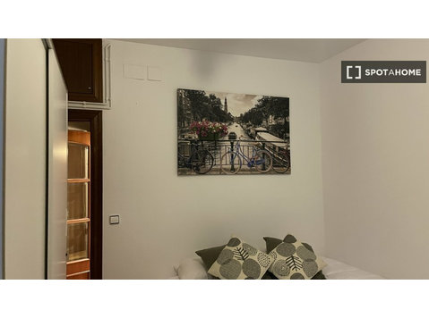 Room for rent in 4-bedroom apartment in Barcelona - Za iznajmljivanje