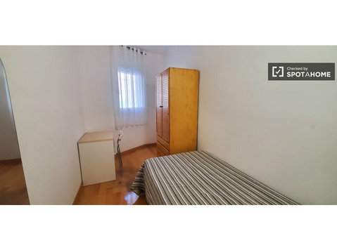 Room for rent in 4-bedroom apartment in Barcelona - 임대