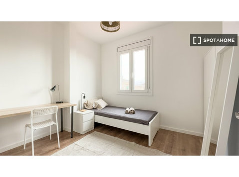 Room for rent in 4-bedroom apartment in Barcelona - For Rent