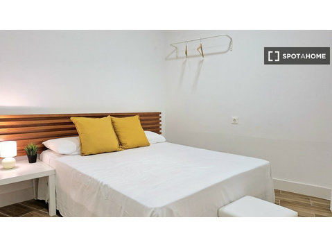 Room for rent in 4-bedroom apartment in Barcelona - Под наем