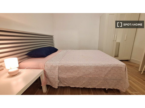 Room for rent in 4-bedroom apartment in Barcelona - Kiadó