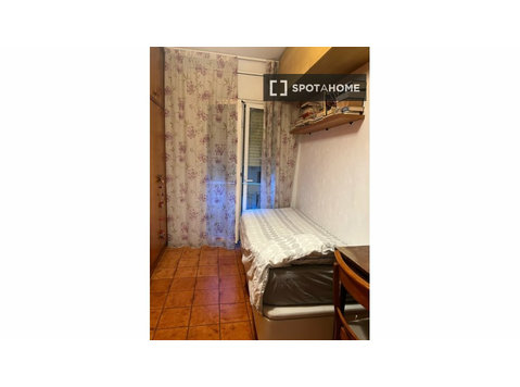 Se alquila habitación en piso de 4 dormitorios en Barcelona - Alquiler