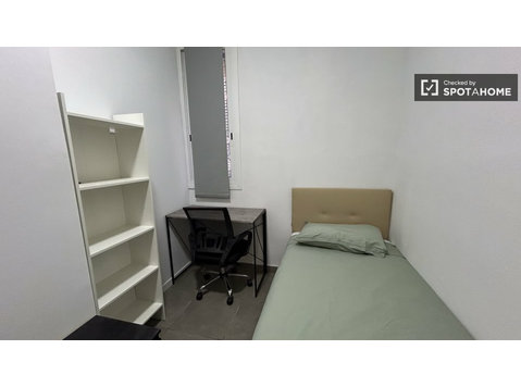 Quarto para alugar em apartamento de 4 quartos em Barcelona - Aluguel