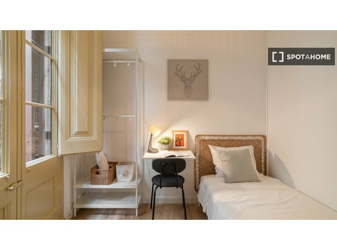 Zimmer zu vermieten in 4-Zimmer-Wohnung in Barcelona - Zu Vermieten