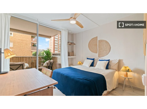 Se alquila habitación en piso de 4 dormitorios en Barcelona - Alquiler