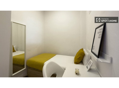 Se alquila habitación en piso de 4 dormitorios en Barcelona - Alquiler