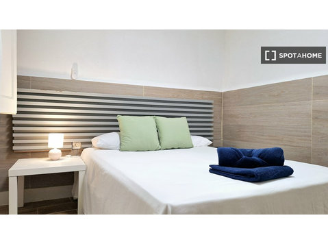 Barcelona'da 4 yatak odalı dairede kiralık oda - Kiralık