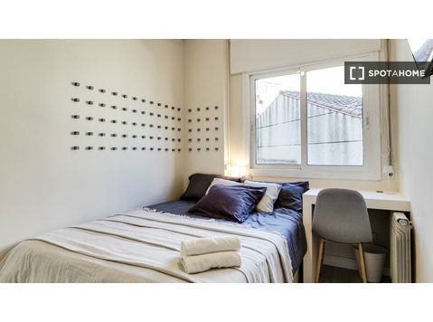 Se alquila habitación en piso de 4 dormitorios en Barcelona - Alquiler