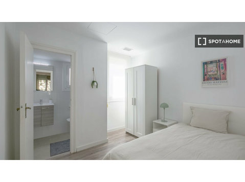 Camera in affitto in appartamento con 4 camere da letto a… - In Affitto