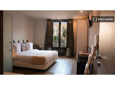 Chambre à louer dans un appartement de 4 chambres à… - À louer