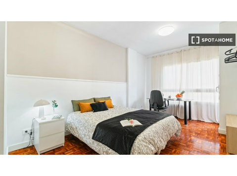 Zimmer zu vermieten in 4-Zimmer-Wohnung in Barcelona - Zu Vermieten