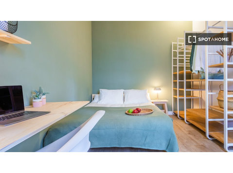 Camera in affitto in appartamento con 4 camere da letto a… - In Affitto