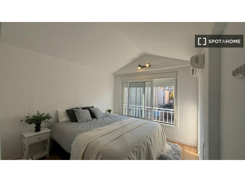 Quarto para alugar em apartamento de 4 quartos em Barcelona - Aluguel