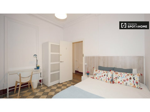 Room for rent in 4-bedroom apartment in Barri Gòtic - השכרה