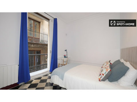 Room for rent in 4-bedroom apartment in Barri Gòtic - الإيجار