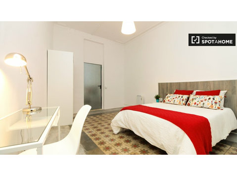 Zimmer zu vermieten in 4-Zimmer-Wohnung in Barri Gòtic - Zu Vermieten