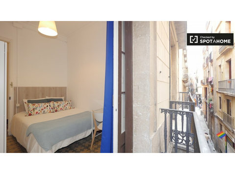 Room for rent in 4-bedroom apartment in Barri Gòtic - Na prenájom