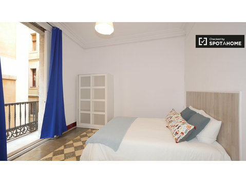 Pokój do wynajęcia w 4-pokojowym apartamencie w Barri Gòtic - Do wynajęcia