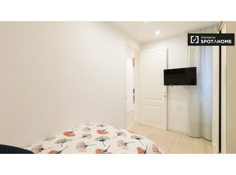 Room for rent in 4-bedroom apartment in Barri Gòtic - Kiadó