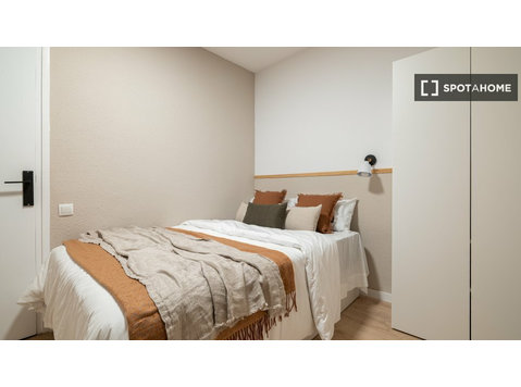 Room for rent in 4-bedroom apartment in Can Baró, Barcelona - Disewakan