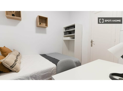 Barselona, Can Baró'da 4 yatak odalı dairede kiralık oda - Kiralık