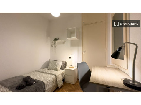 Quarto para alugar em apartamento de 4 quartos em Eixample,… - Aluguel