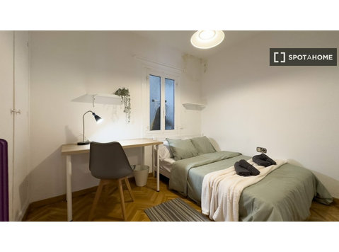 Eixample, Barselona'da 4 yatak odalı dairede kiralık oda - Kiralık