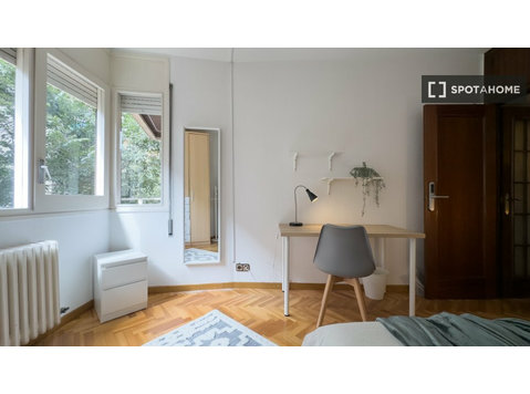 Room for rent in 4-bedroom apartment in Eixample, Barcelona - Под наем