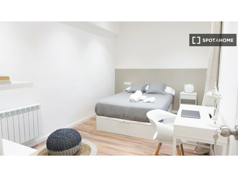 Room for rent in 4-bedroom apartment in Eixample, Barcelona - Annan üürile