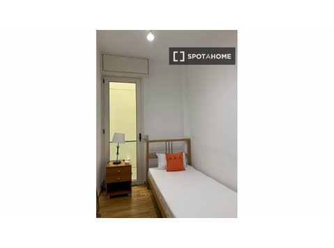 El Born, Barcelona'da 4 yatak odalı dairede kiralık oda - Kiralık