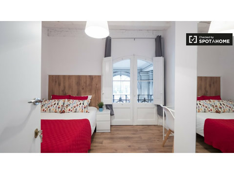 El Born, Barcelona'da 4 yatak odalı dairede kiralık oda - Kiralık