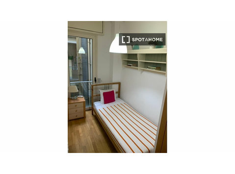 Room for rent in 4-bedroom apartment in El Born, Barcelona - Izīrē