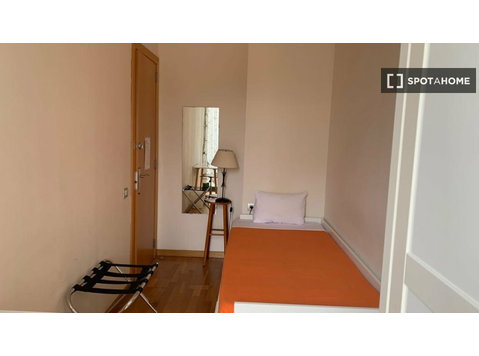 Room for rent in 4-bedroom apartment in El Born, Barcelona - Аренда