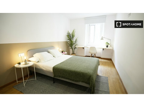Room for rent in 4-bedroom apartment in El Raval, Barcelona - Aluguel