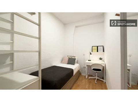 El Raval, Barcelona'da 4 yatak odalı dairede kiralık oda - Kiralık