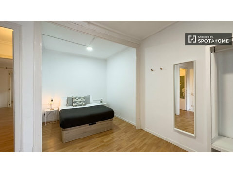 Chambre à louer dans un appartement de 4 chambres à coucher… - À louer
