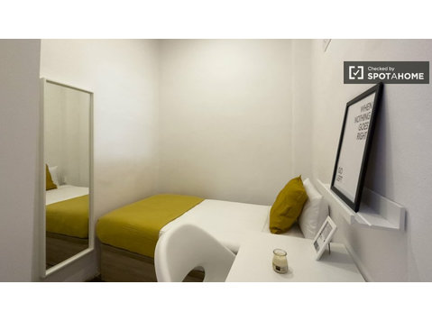 Room for rent in 4-bedroom apartment in El Raval, Barcelona - For Rent