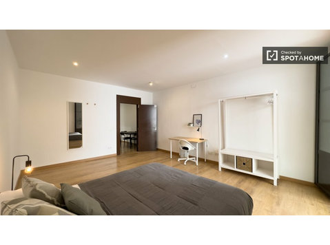 Room for rent in 4-bedroom apartment in El Raval, Barcelona - За издавање