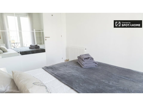 Chambre à louer dans un appartement de 4 chambres à Gràcia,… - À louer