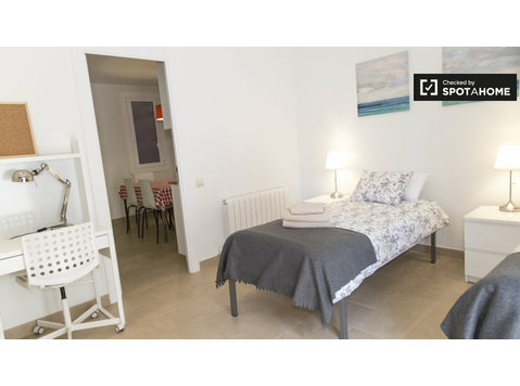 Pokój do wynajęcia w 4-pokojowym mieszkaniu w Gràcia,… - Do wynajęcia