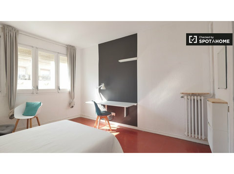 Zimmer zu vermieten in 4-Zimmer-Wohnung in Gracia, Barcelona - Zu Vermieten