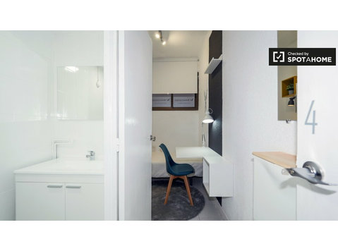 Room for rent in 4-bedroom apartment in Gracia, Barcelona - Под Кирија