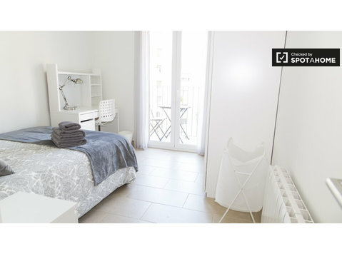Chambre à louer dans un appartement de 4 chambres à Gràcia… - À louer