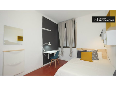 Room for rent in 4-bedroom apartment in Gracia, Barcelona - For Rent