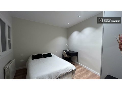 Se alquila habitación en piso de 4 dormitorios en Gràcia,… - Alquiler
