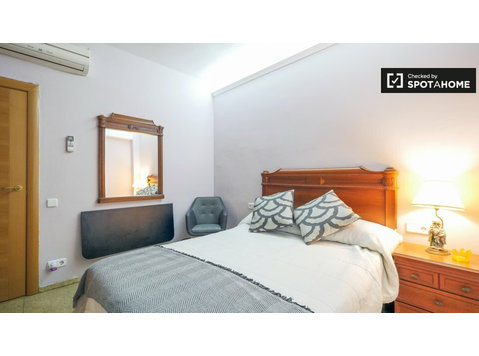 Chambre à louer dans un appartement de 4 chambres à Gracia,… - À louer